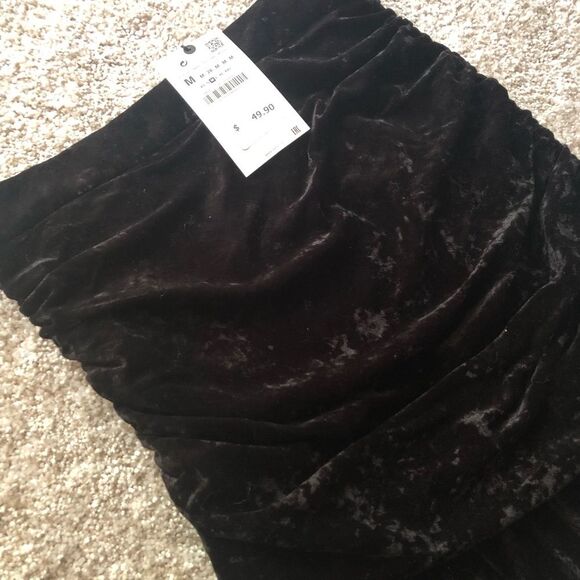 New Zara velvet asymmetrical mini skirt, size medium - Picture 3 of 7